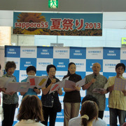 sapporo55夏祭りで、歌のクラスの皆さんが歌いました 写真1